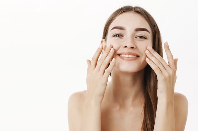 Belle femme ayant une peau claire