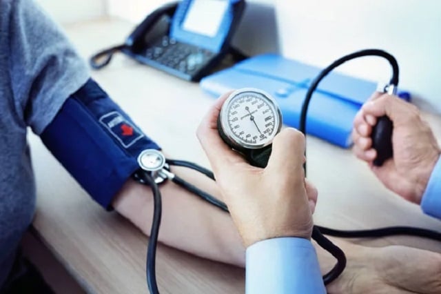 Médecin mesurant la pression artérielle du patient