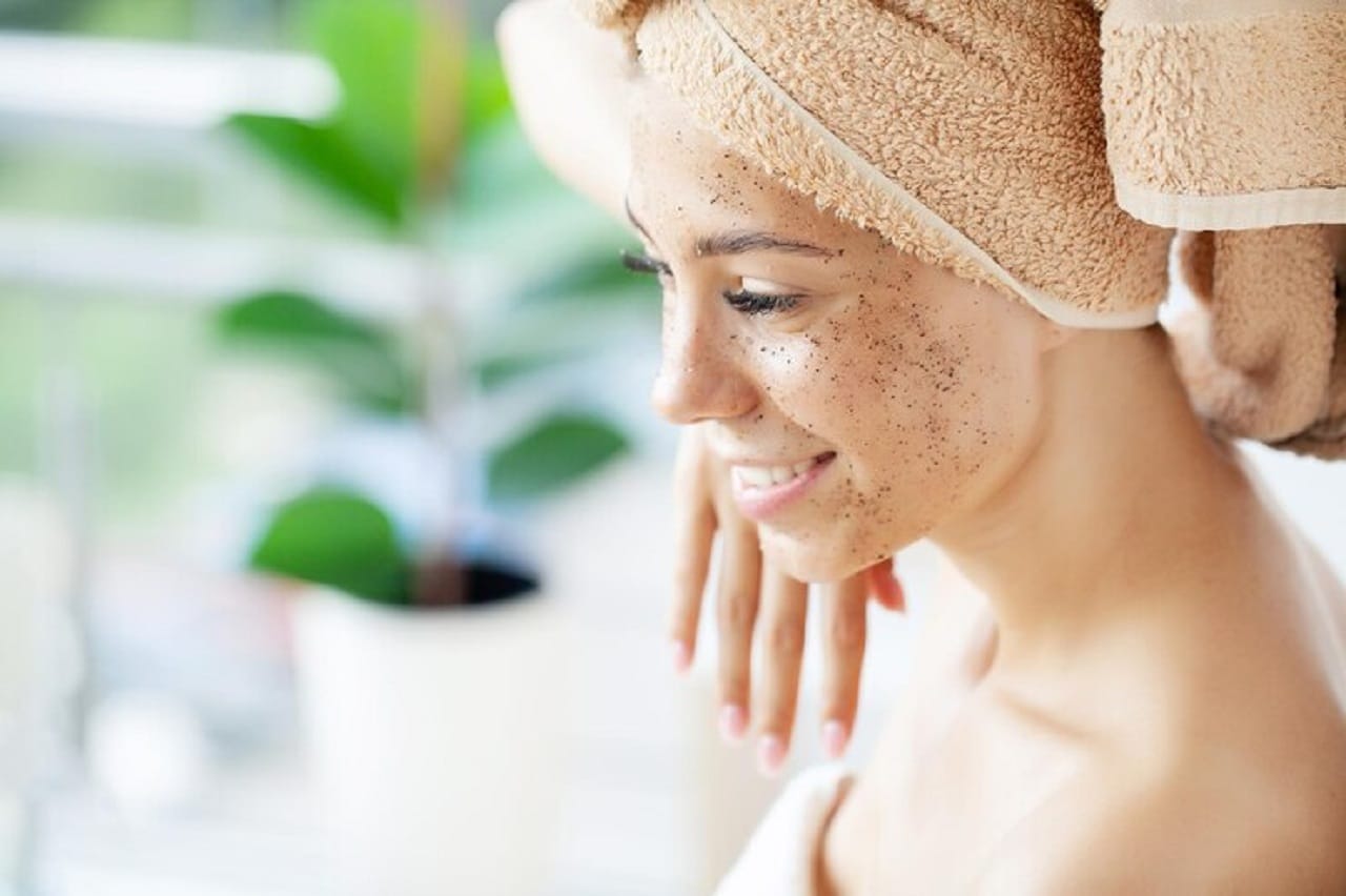 belle jeune femme au masque facial de cafe .jpg