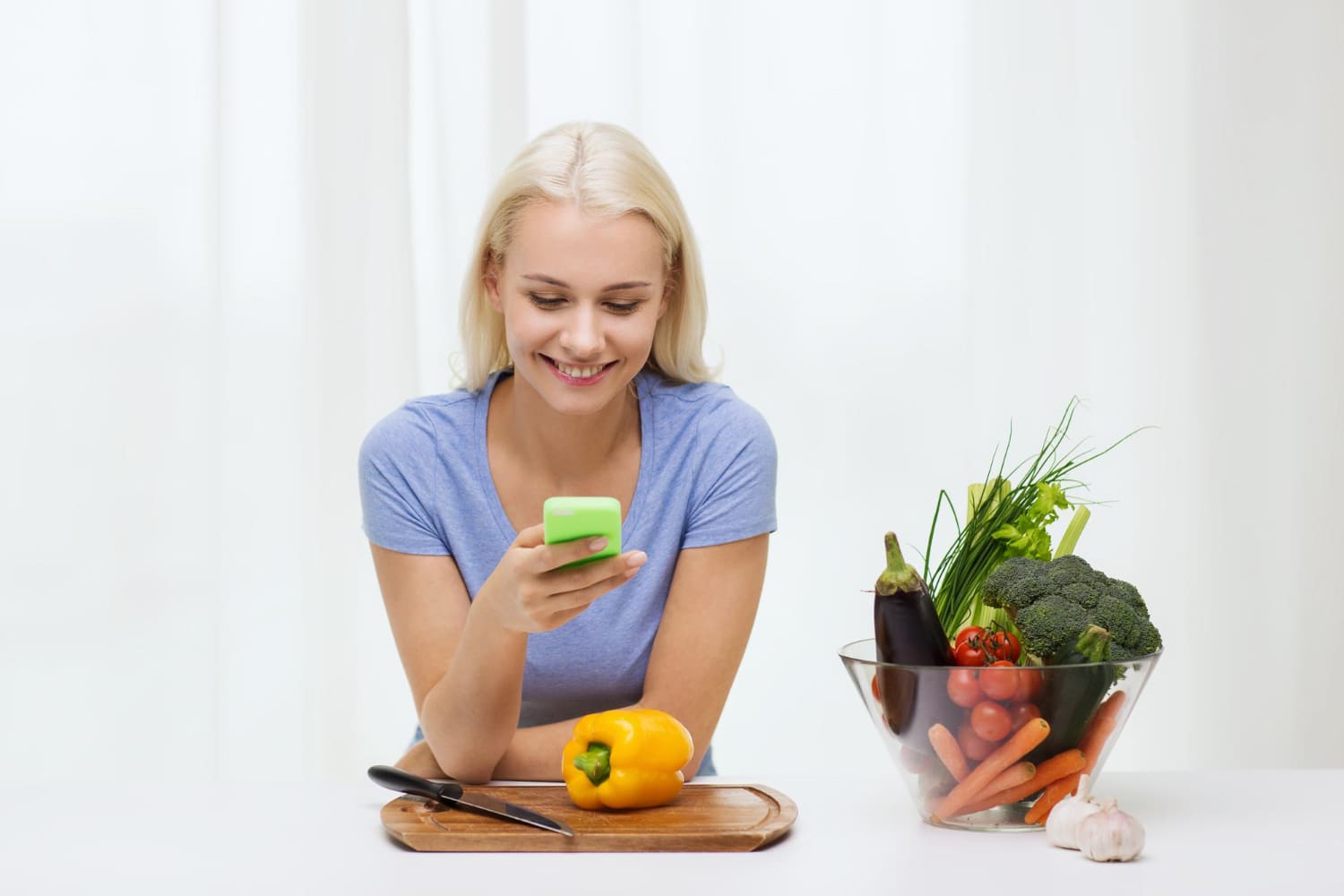 femme consultant des recettes pour perdre du ventre