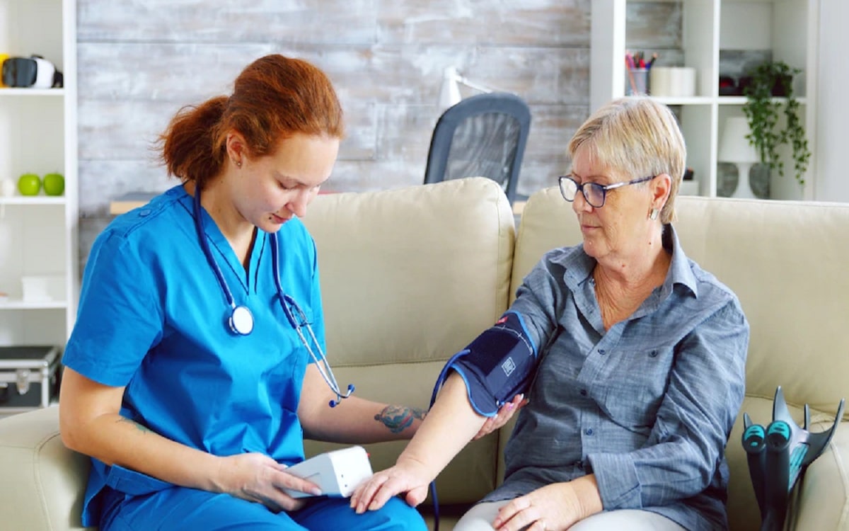 femme medecin prenant la pression arterielle dune femme agee.jpg