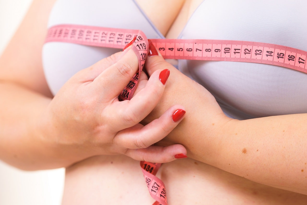 femme mesurant sa poitrine seins buste taille.jpeg