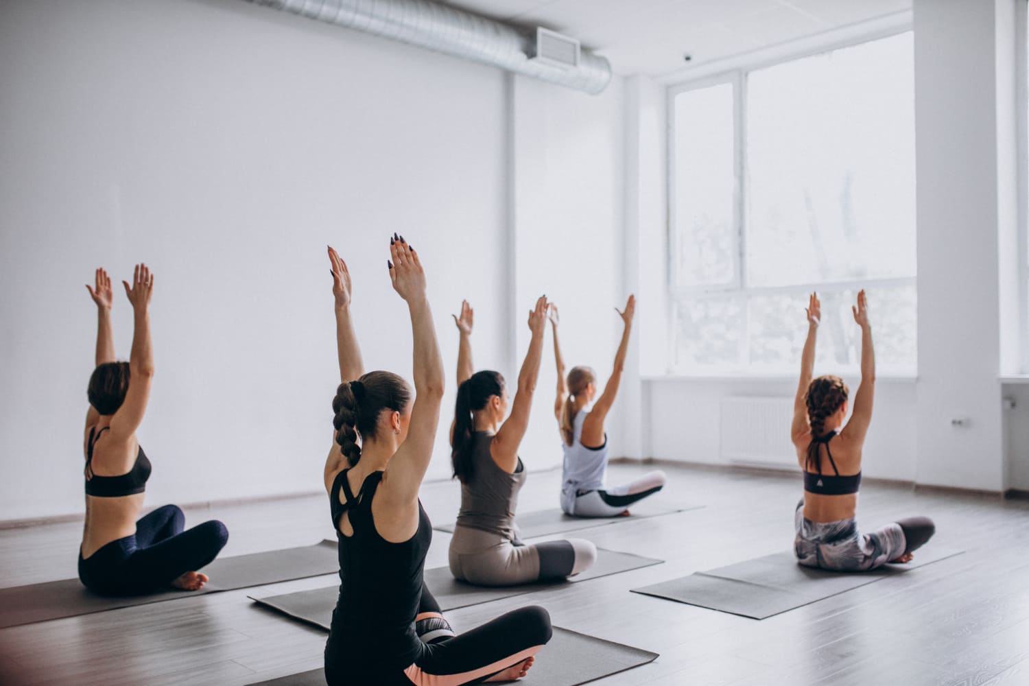 femmes faisant du yoga en groupe