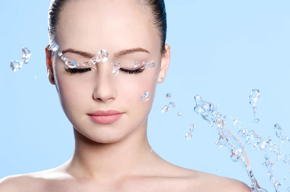 fille charmante lavant son visage par leau froide.jpg