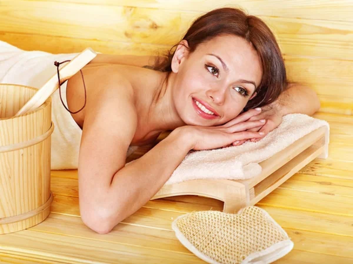 jeune femme dormant femme dans sauna.jpg