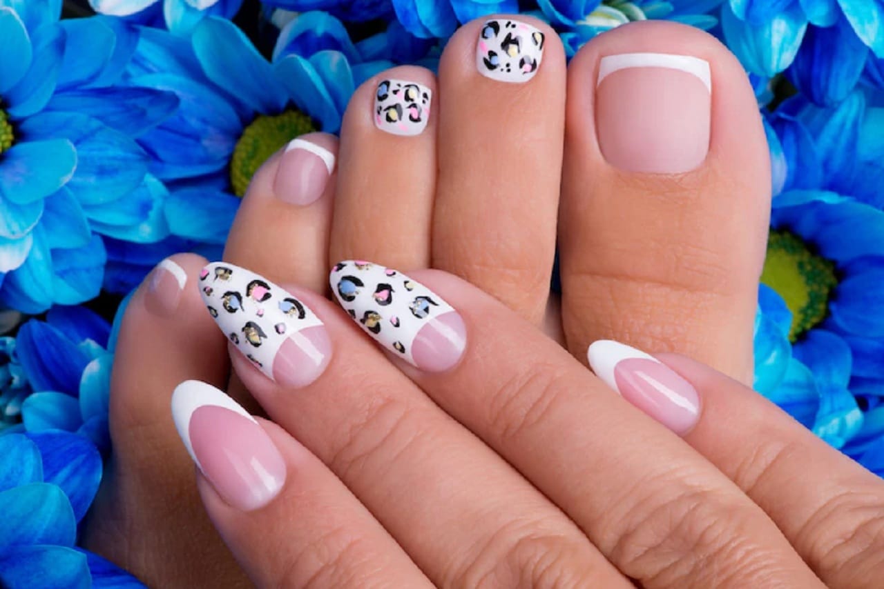 les ongles de la belle femme des mains et des jambes avec une belle manucure.jpg