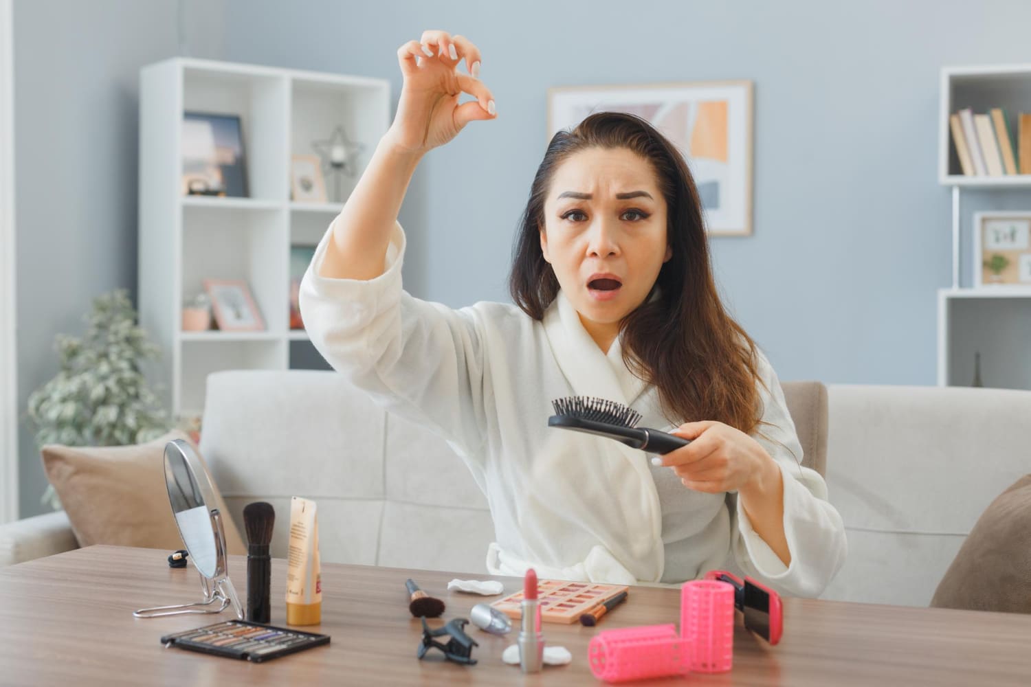 une femme perd ses cheveux