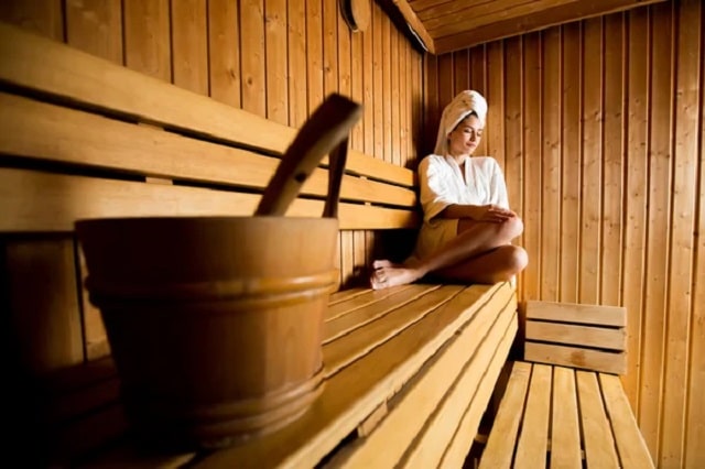  une fille dans sauna