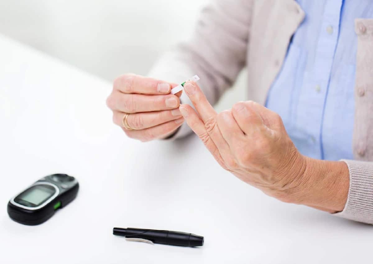 vieille femme vérifiant le taux de glycémie
