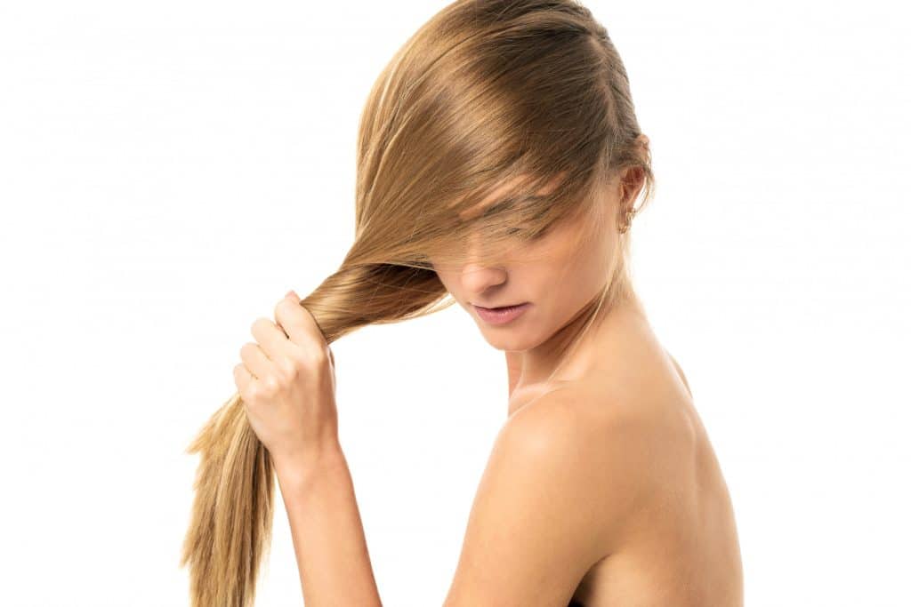 beaux cheveux avec l'oeuf