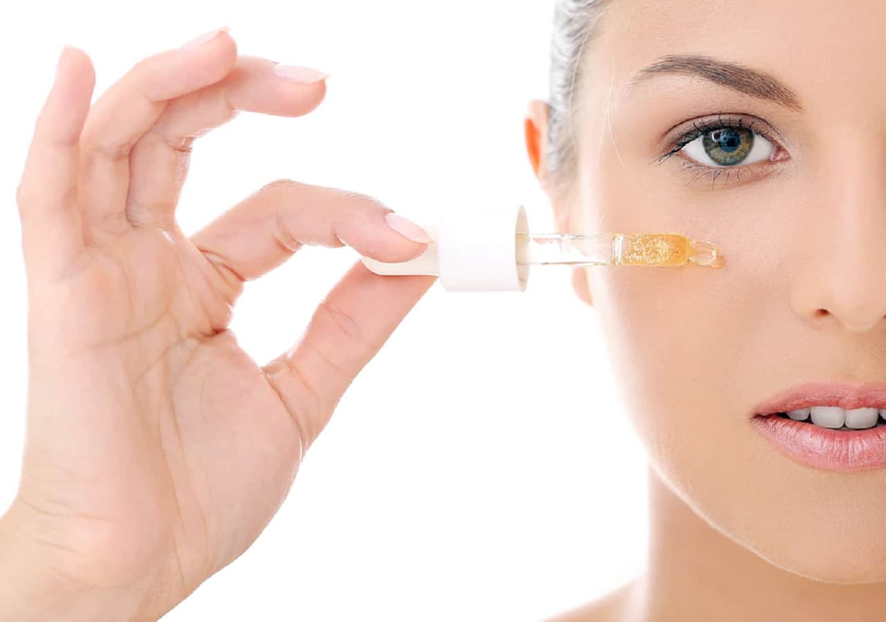 belle femme appliquant lhuile dargan sur son visage.jpg