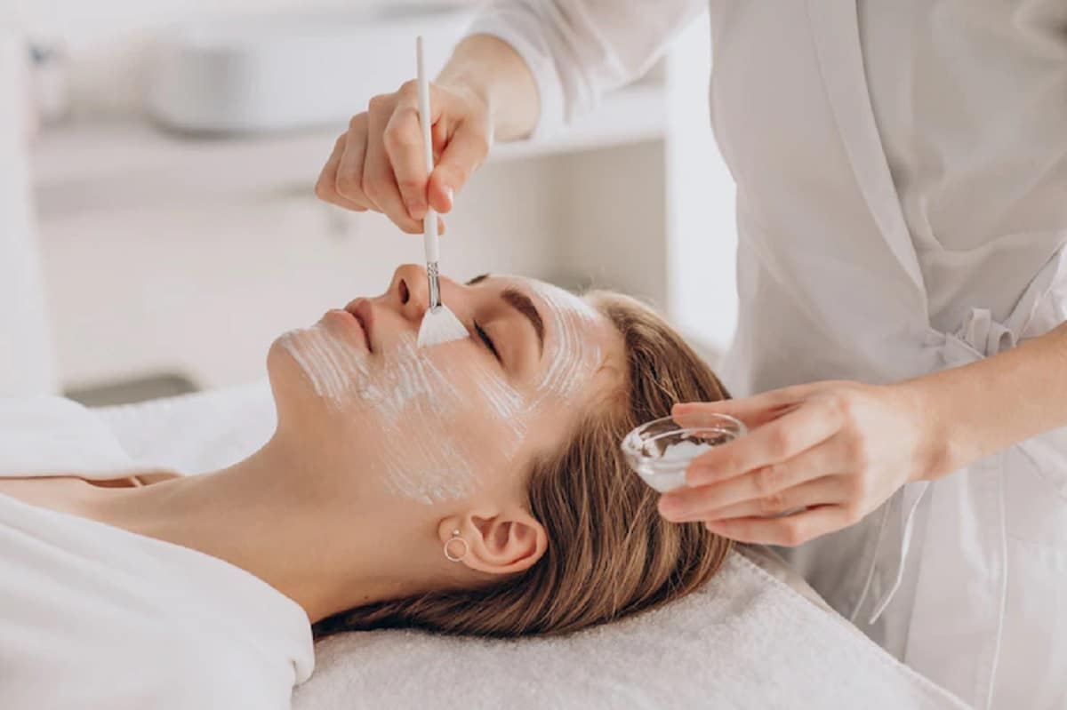 cosmetologue appliquant masque facial.jpg
