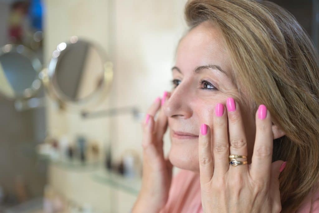 femme avec une belle peau grâce au sérum visage bio