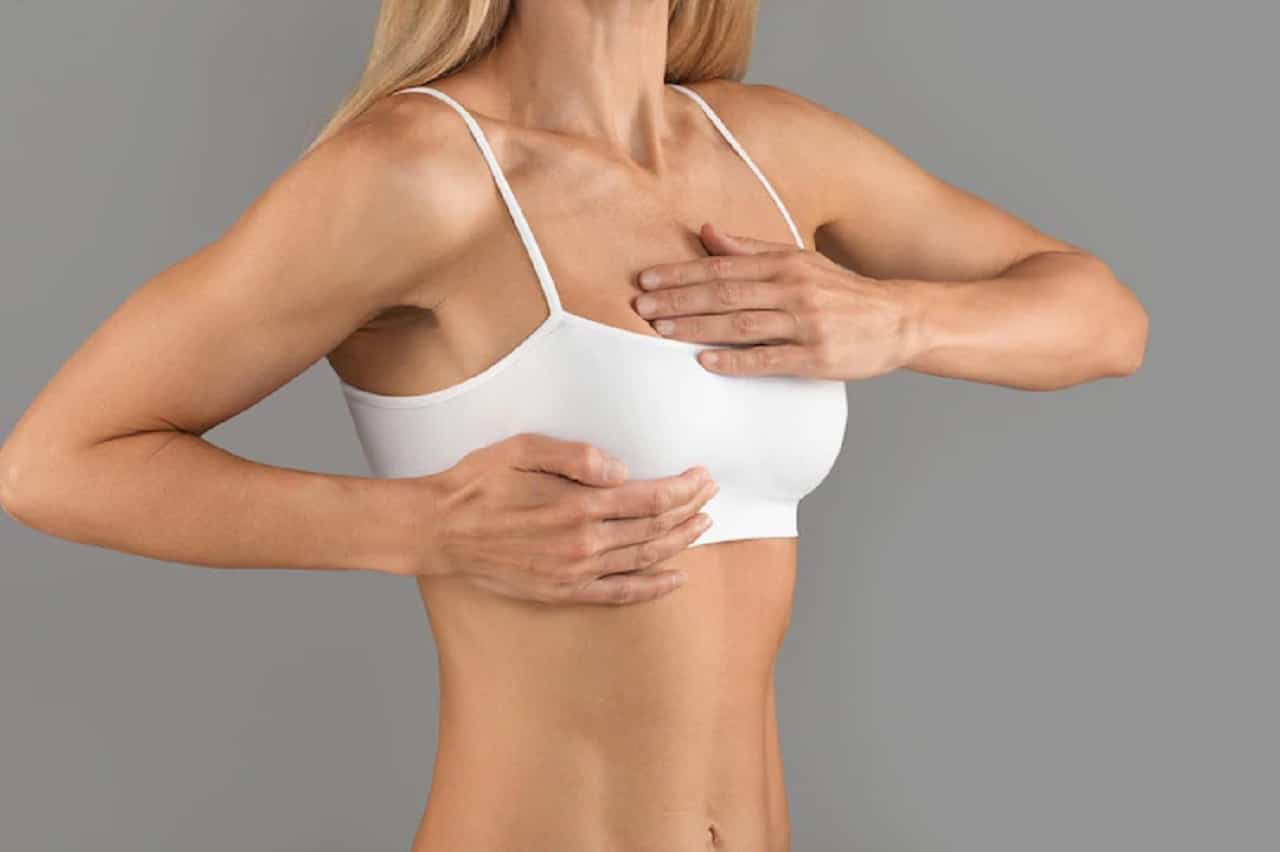 femme faisant du massage des seins.jpg