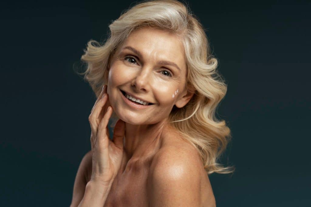 femme mure souriante et sérum liftant