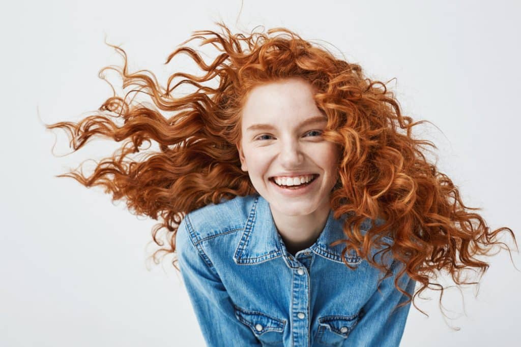 femme rousse aux cheveux bouclés
