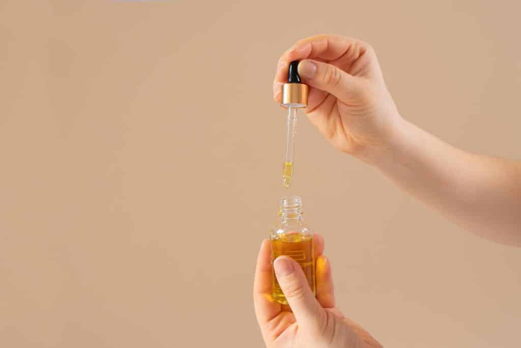 un flacon d'huile de ricin pour les cheveux