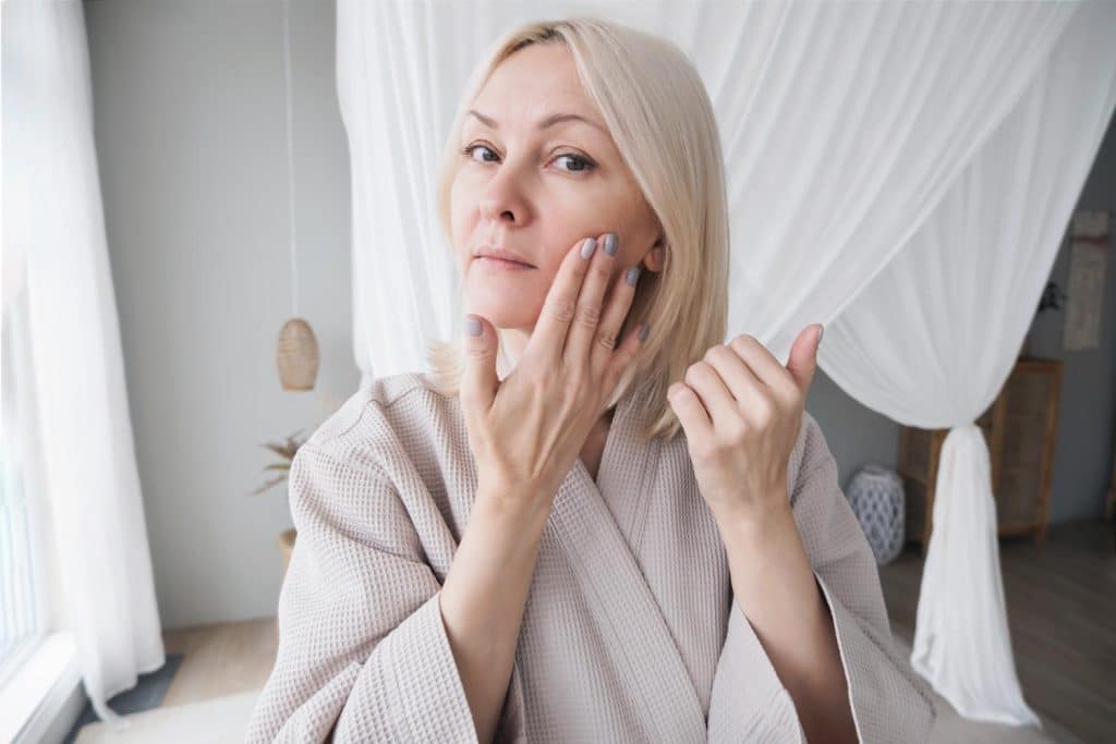 une femme applique du sérum visage bio