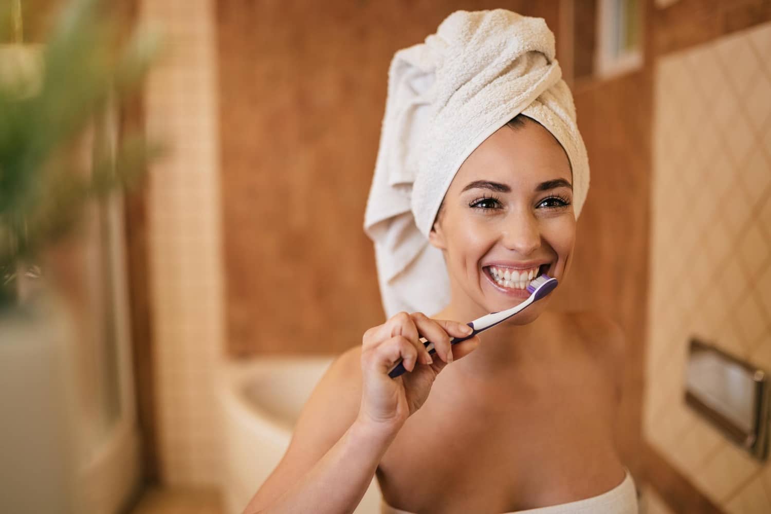 une femme avec des dents en bonne sante
