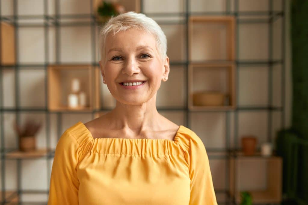 une femme de plus de 50 ans avec une peau lisse