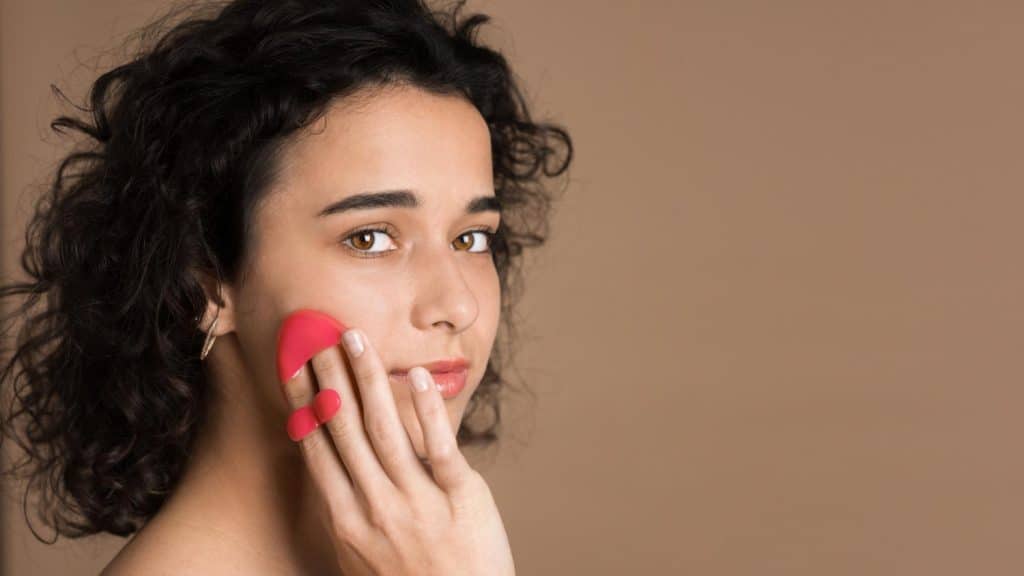 une femme fait un gommage de la peau