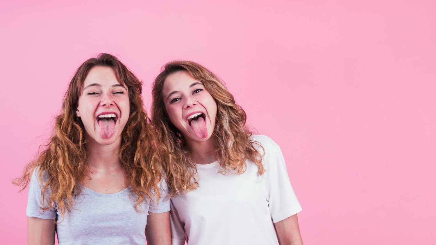 deux femmes avec des boutons au fond de la langue