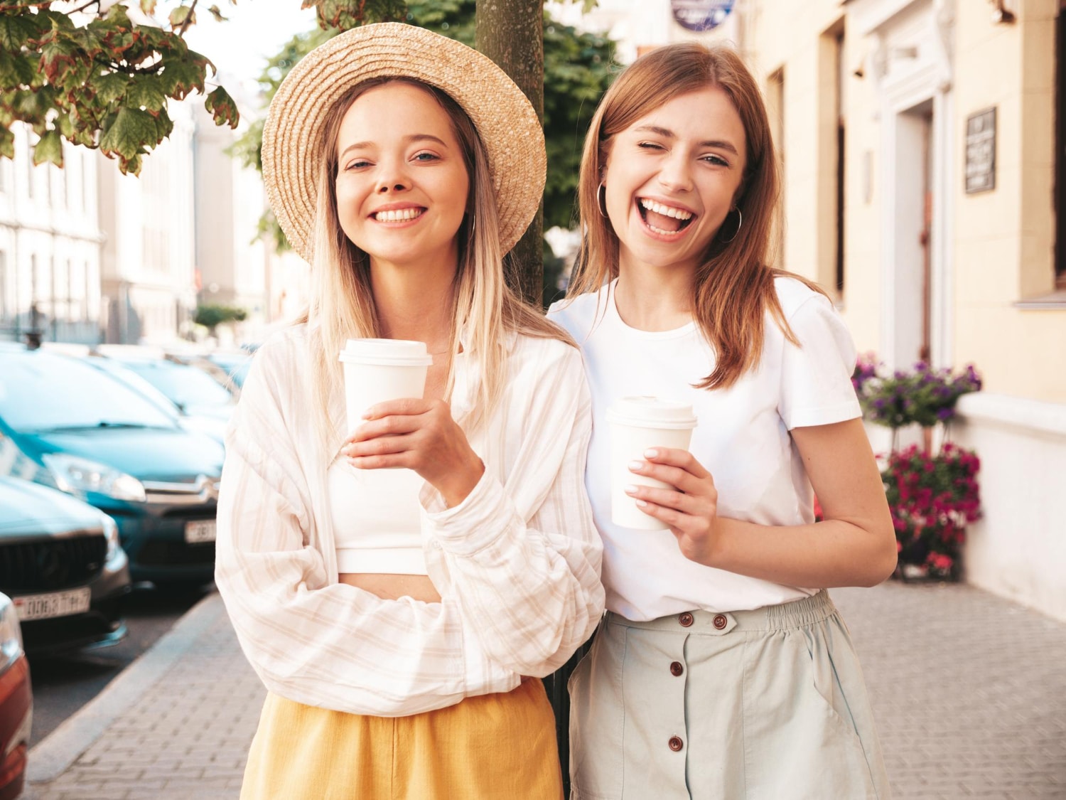 deux femmes minces avec un café à la main