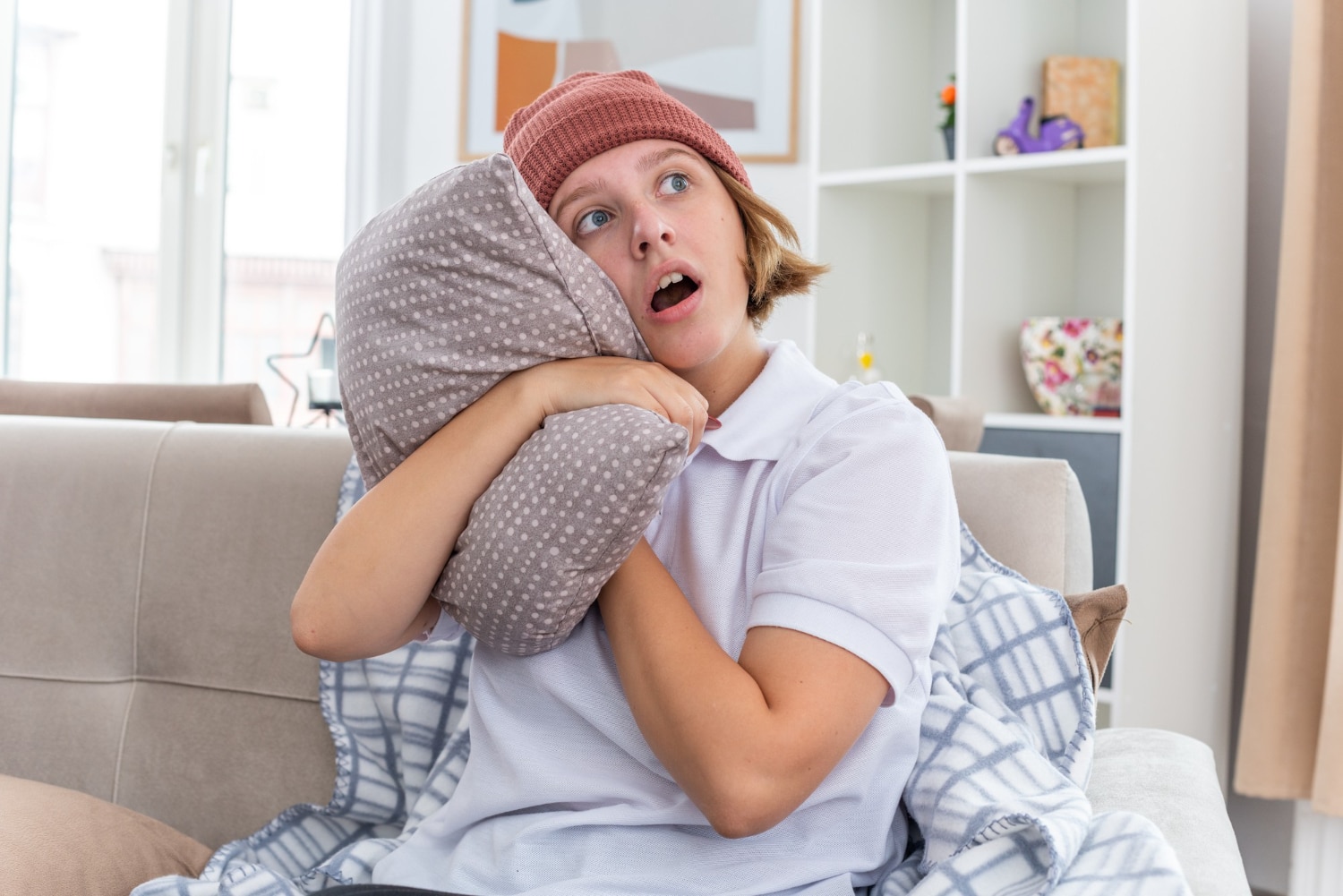 femme avec un oreiller
