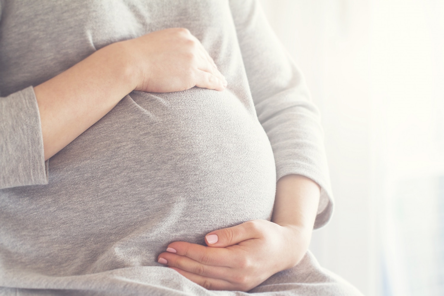 femme enceinte de toucher son ventre