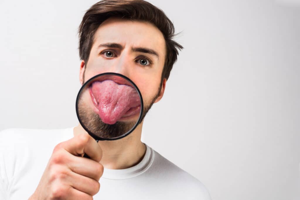 Gros plan sur une langue d'un homme