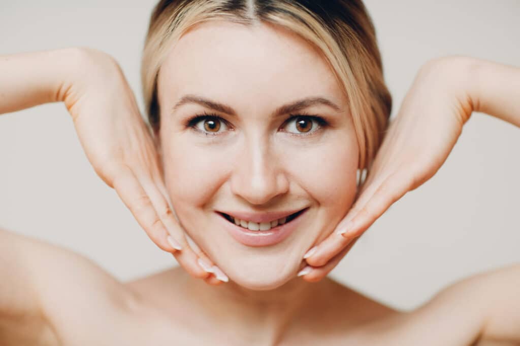 Gymnastique faciale ou yoga facial pour l'ovale du visage