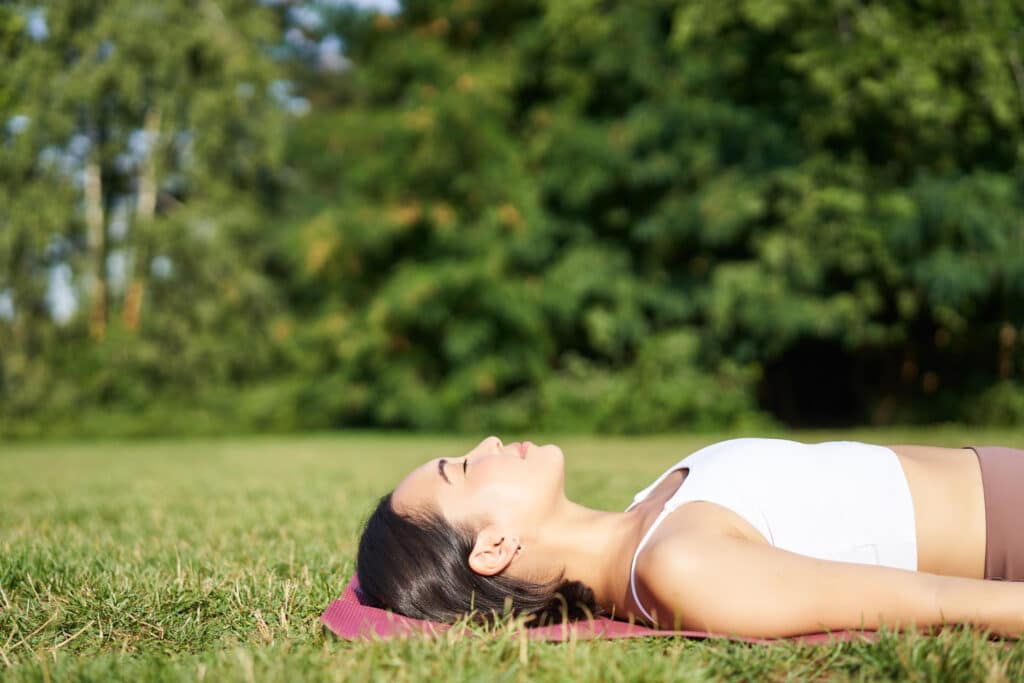 le breathwork se pratique souvent allongé