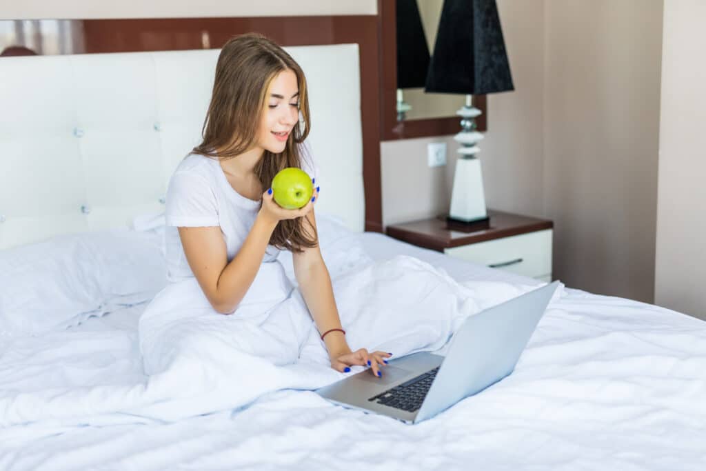 manger une pomme dans le lit