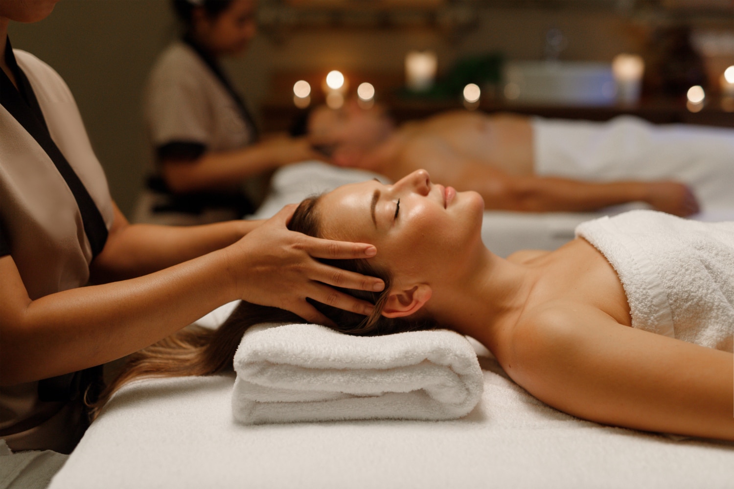 photo une femme ayant un massage balinais