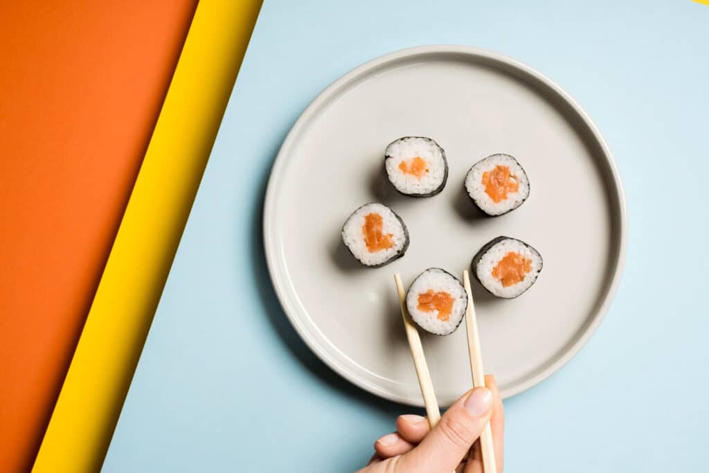 plat de sushi japonais avec des baguettes