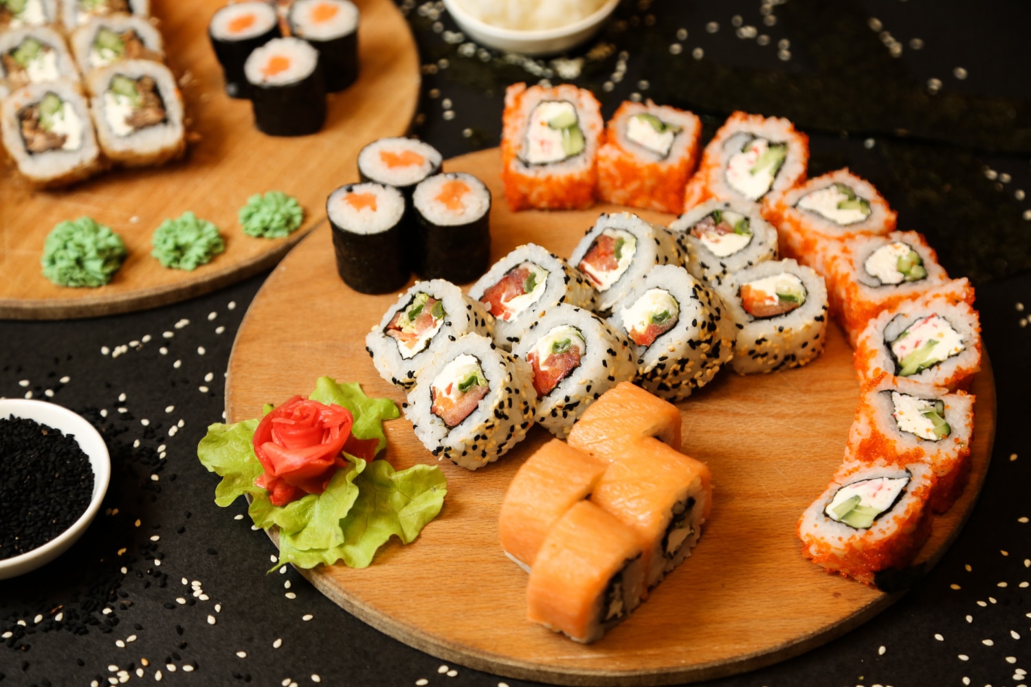 un grand plateau de sushis