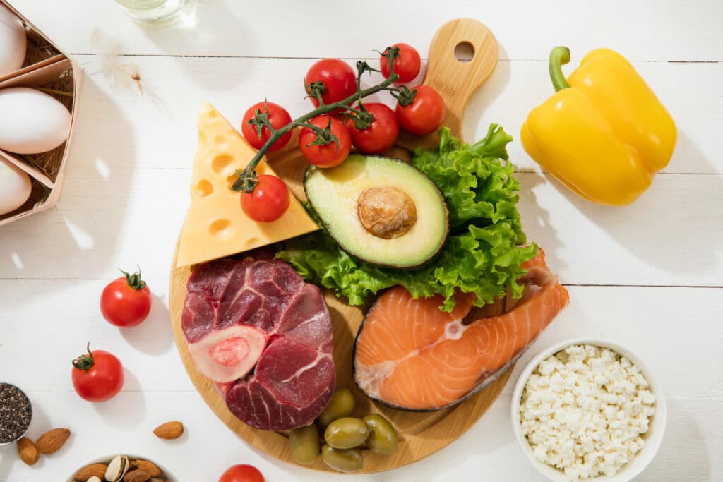 une assiette d'aliments faibles en glucides