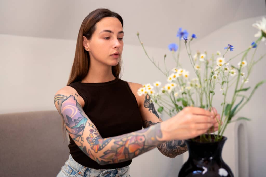 une femme avec des tatouages