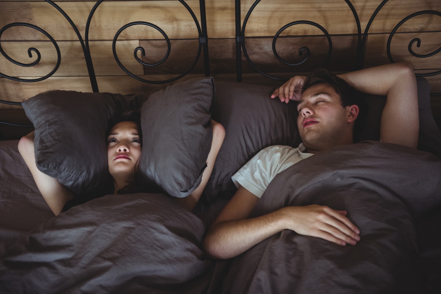 une femme ennuyee par les ronflements