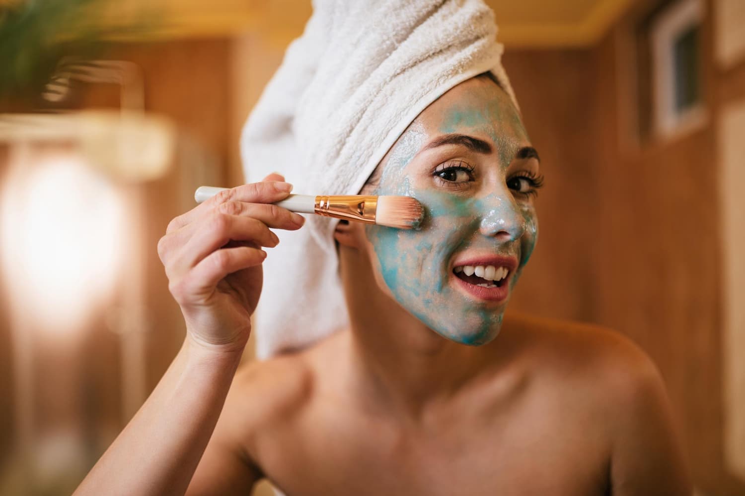 une femme faisant un masque dargile