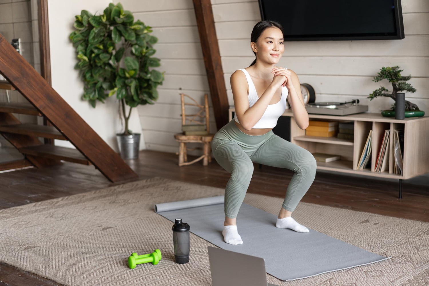 une femme fait des squats pour maigrir