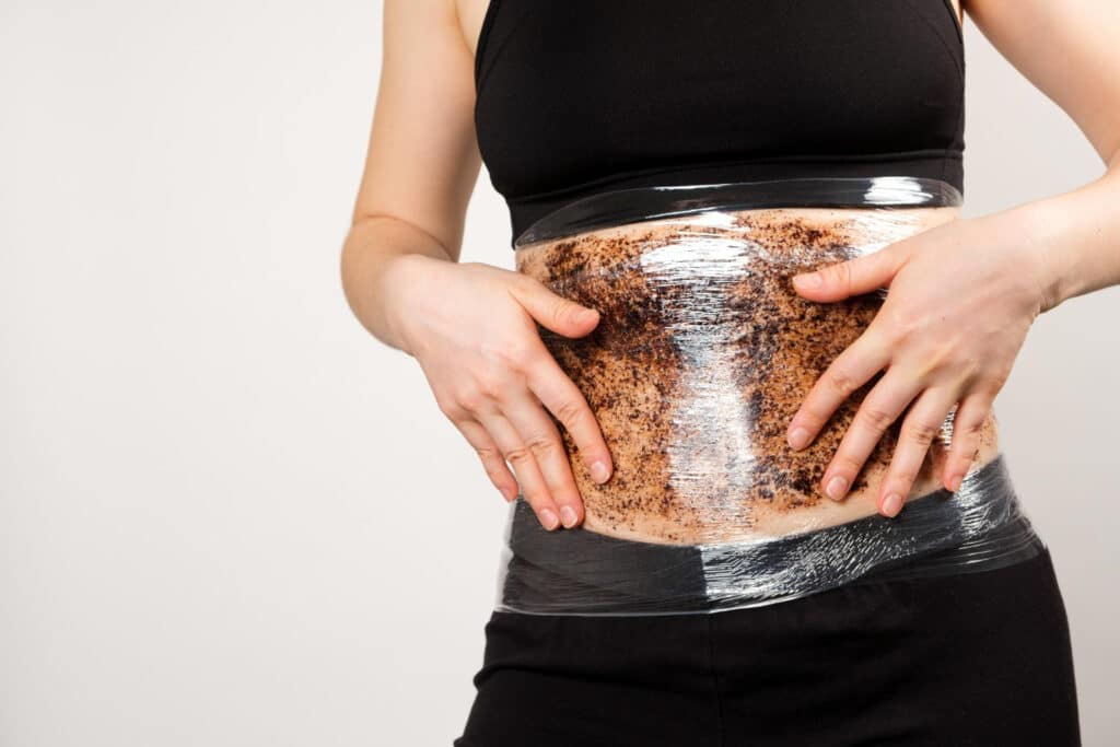 une femme fait un wrap minceur
