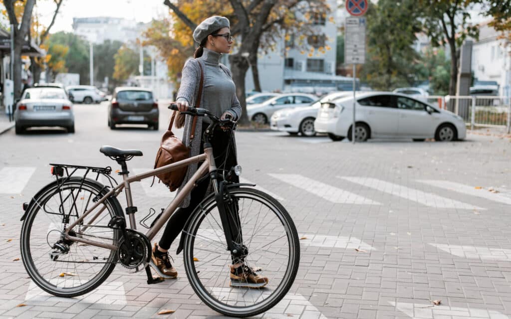 une femme utilise le vélo pour maigrir