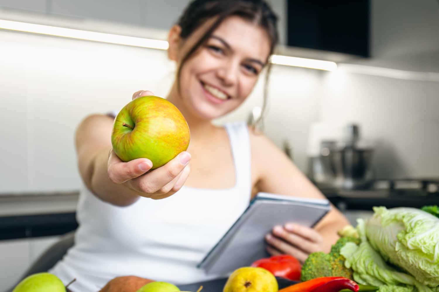 une femme veut manger une pomme