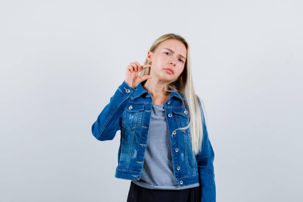 une femme voulant un nez mince