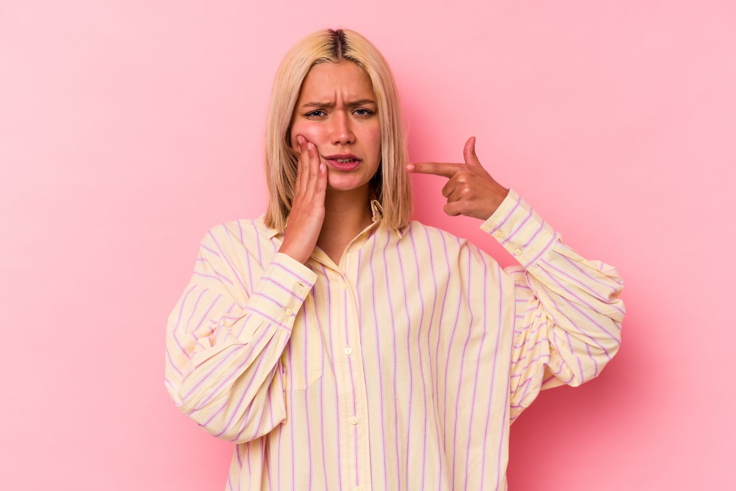 femme ayant un abces dentaire
