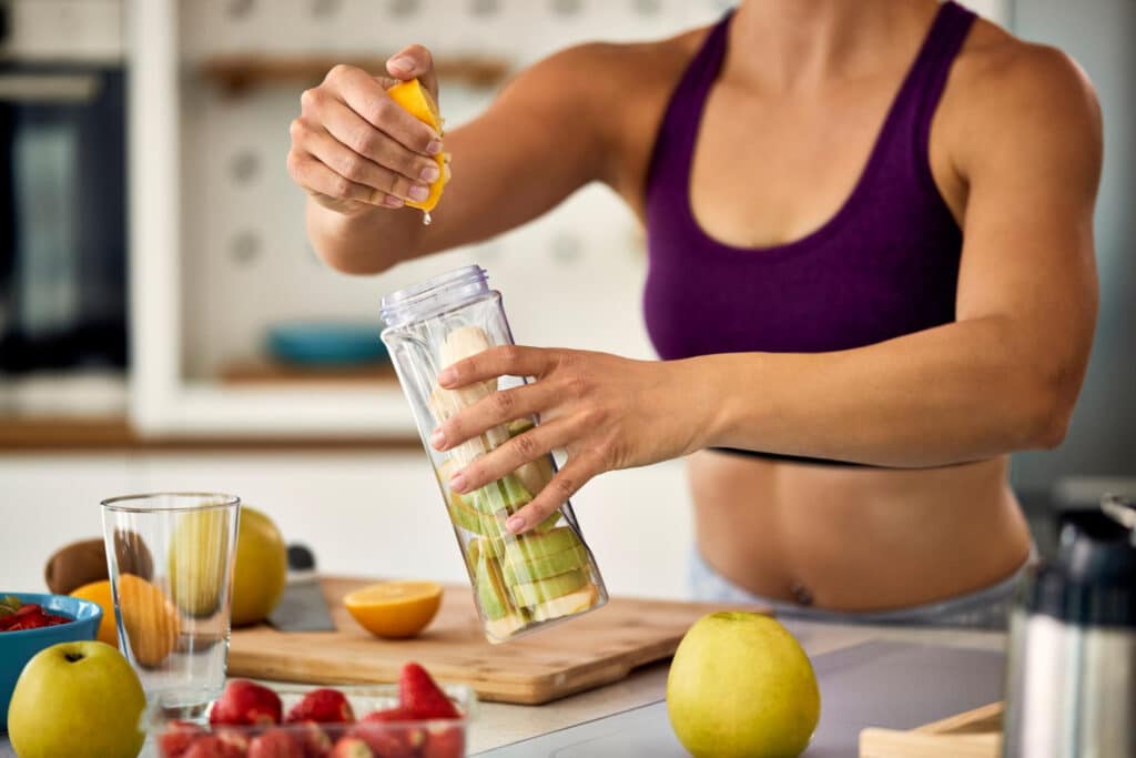 femme faisant un régime avec du citron