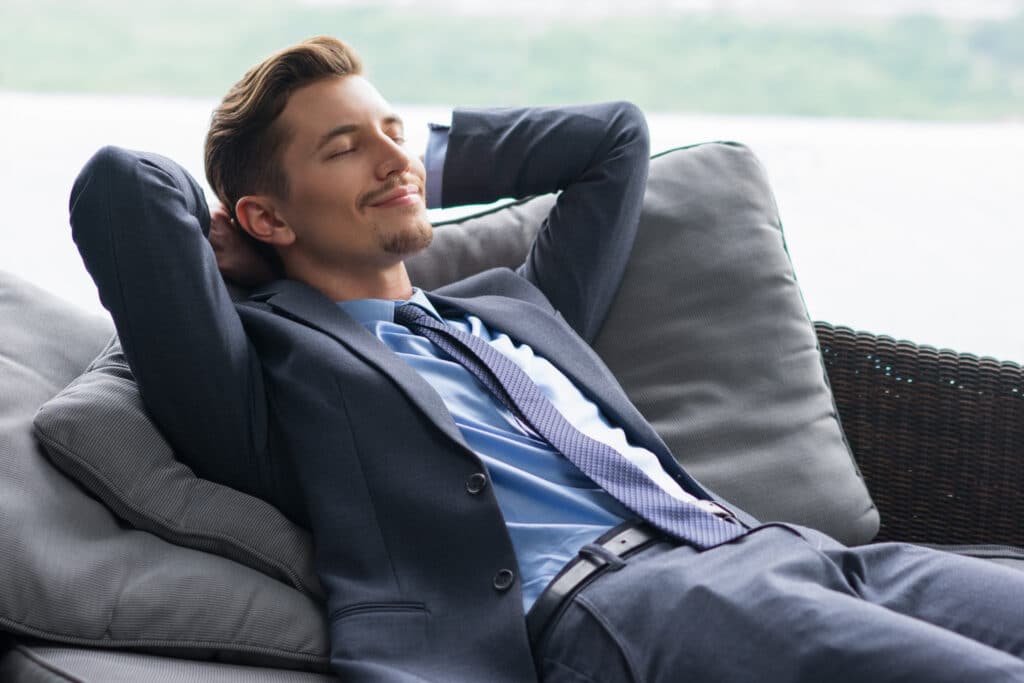 un homme fait un repos compensateur