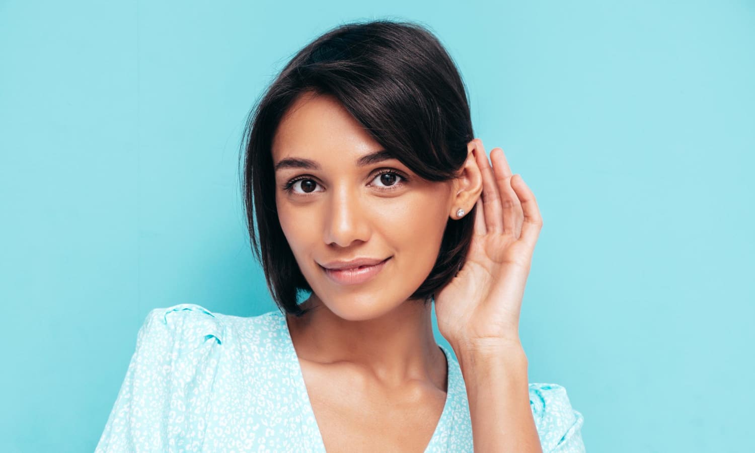 une femme avec des boucles doreilles magnetiques