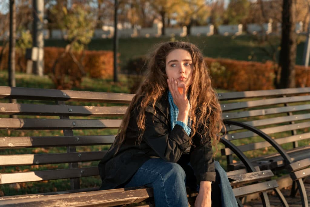 une femme triste de sa taille